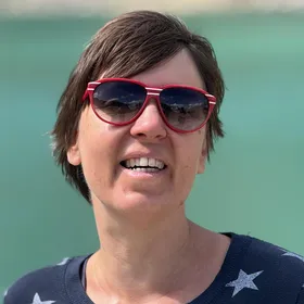 Sabine, souriante, en plein air